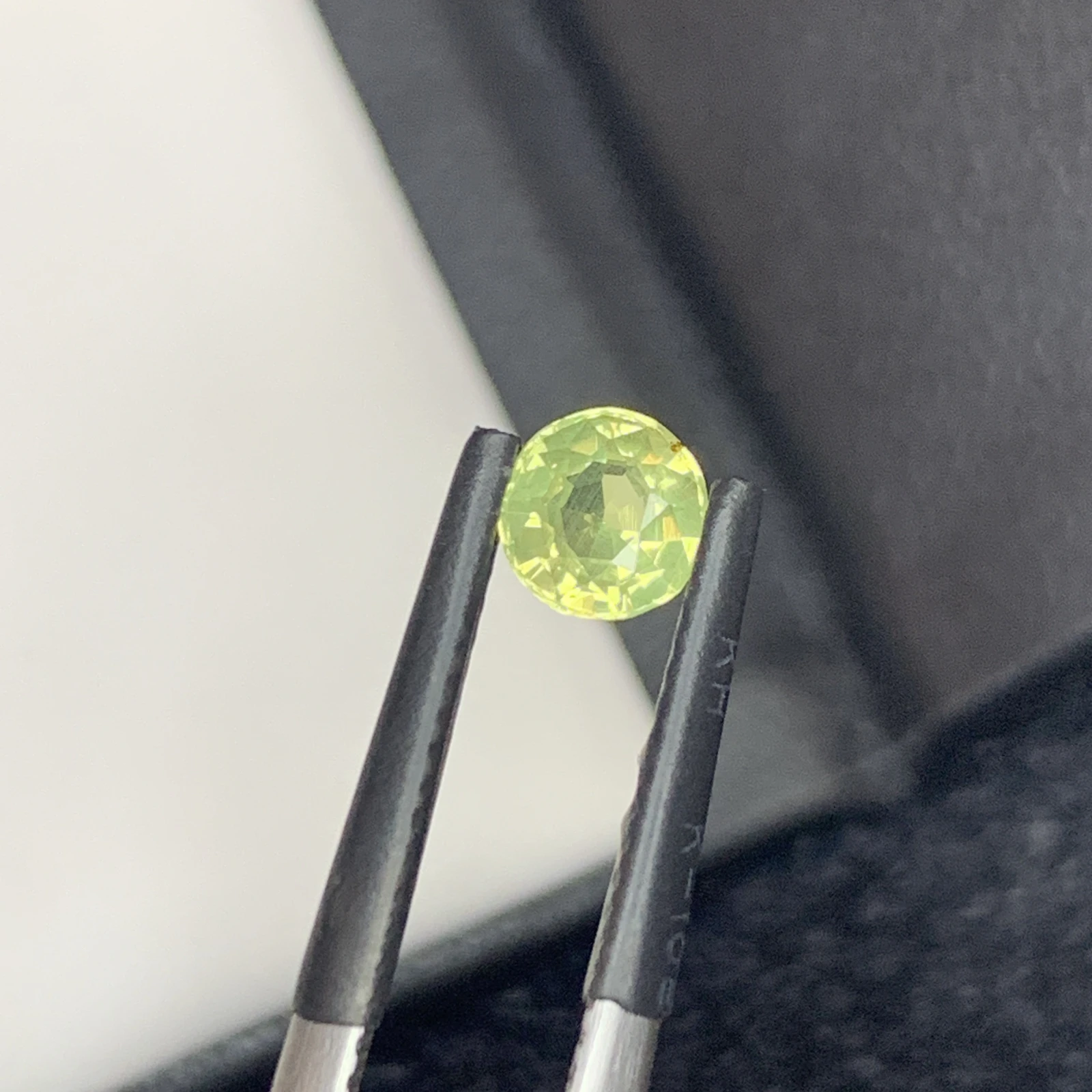 IGI Certified 0.67 ct Natural Green/Purplish Brown Alexandrite Round Shape Loose Gemstone from Sri Lanka — view 11